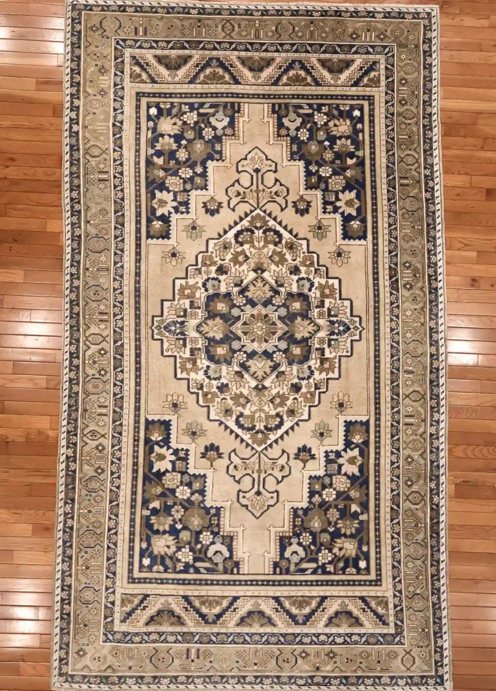 6′ x 10′ Beige Fine Hand-Knotted Turkish Anatolian Rug – Traditional Wool