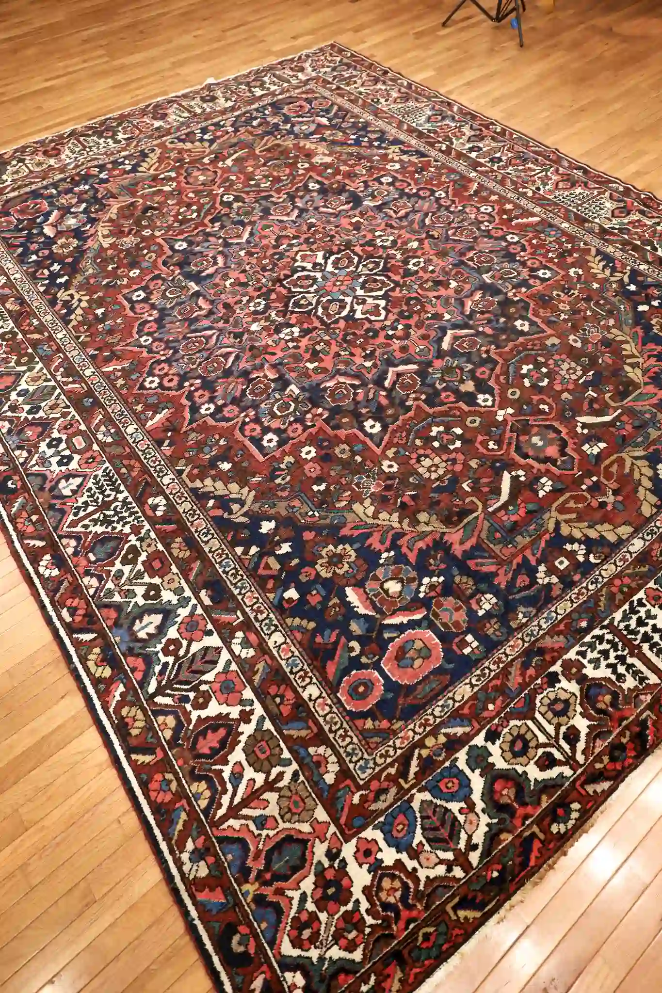 11' x 14' Red Fine Hand-Knotted Persian Bakhtiari – Traditional Wool - Image 4